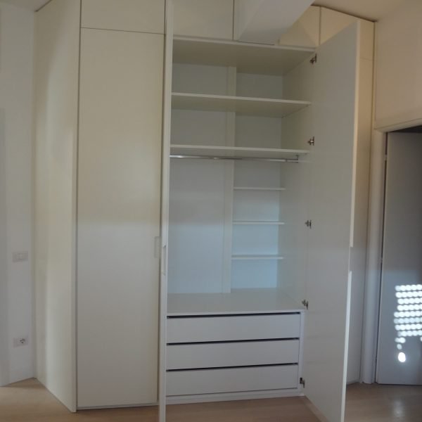 armadio su misura in legno bianco a Roma
