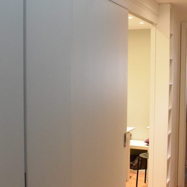 armadio su misura in legno bianco