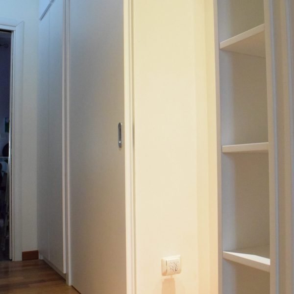 armadio su misura in legno bianco