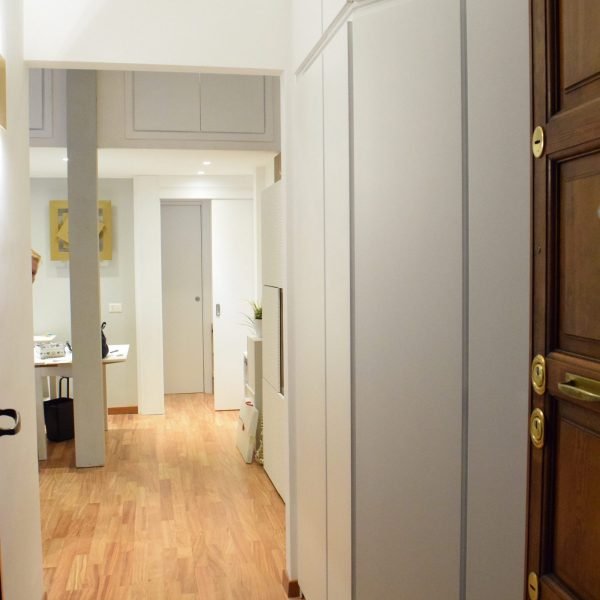 armadio su misura in legno bianco